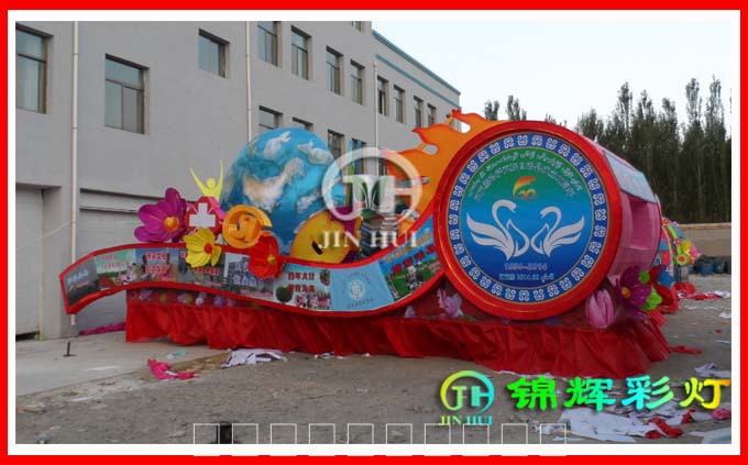 阿克赛建县60周年庆巡游彩车制作精湛技艺引曝全场