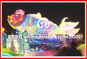 巨形锦鲤鱼彩花灯制作五光十色，体量巨大彰显超凡彩灯工艺