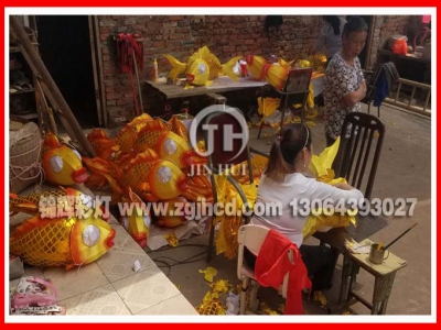 抗疫期间复工复产荷花灯鱼花灯制作热情高