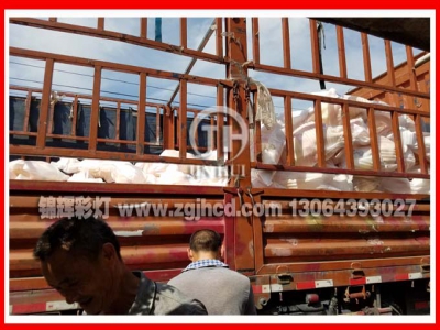 顶热冒署制作的重庆鱼灯荷花灯装车发货